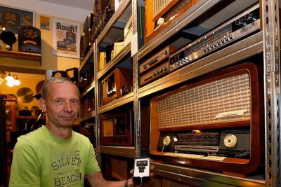 Sammler aus Glauchau zeigen Raritäten, die einst Luxus waren - Sammelt Radios oder Fernseher: Uwe Pöschmann hat die Fernbedienung für ein 60 Jahre altes Radio nachgebaut.