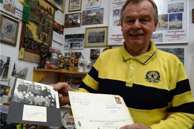 Sammler aus Oelsnitz hütet Tausende Schätze aus der Fußballgeschichte - Klaus Hertel mit dem Brief von Torwart Lew Jaschin. 