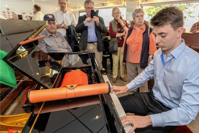 Sammler besonderer Musikinstrumente kamen im Vogtland auf ihre Kosten - Robin Seyffert ist als Pianist zu den Freunden selbstspielender Instrumente geladen. Drehorgel und elektrisches Klavier hingegen kommen ganz ohne Pianistenhand aus - Rollen und gelochte Platten sind deren Geheimnis. 
