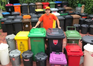 Sammler sucht violette Mülltonne - Um die 100 Mülltonnen aus verschiedenen Jahrzehnten und unterschiedlichen Ländern hat Alexander Smoljanovic innerhalb von 15 Jahren gesammelt. 