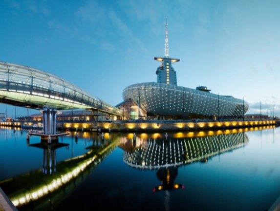 Klimahaus und Atlantic Hotel Sail City prägen seit 2009 die Silhouette von Bremerhaven.