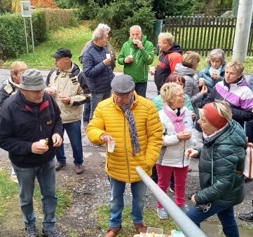 Samstagstour durchs Dorf vermittelt Wissenswertes - Stärkung muss sein: die Teilnehmer des Spaziergangs durch Kleinwaltersdorf bei einer Rast. 