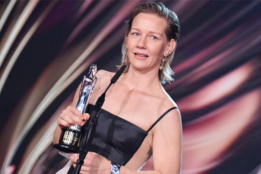 Sandra Hüller: Golden Globe für Leipzigerin? - Berlin, 9. Dezember: Sandra Hüller erhält ihre Auszeichnung in der Kategorie "European Actress" für den Film "Anatomie eines Falls" bei der Verleihung des Europäischen Filmpreises.