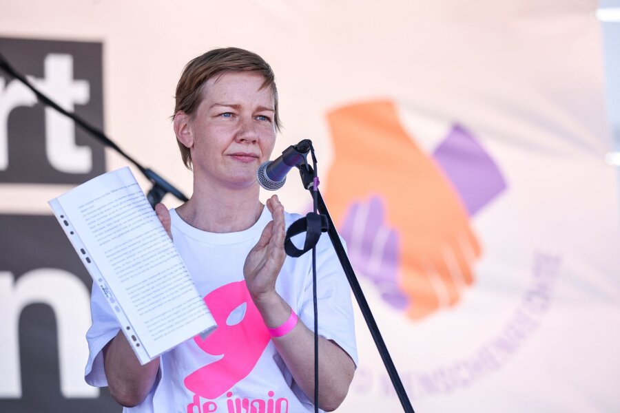 Sandra Hüller ruft bei Demo zur Wahl auf - Sandra Hüller bei der Kundgebung "Hand in Hand für Demokratie und Menschenrechte" gegen Rechtsextremismus in Leipzig.