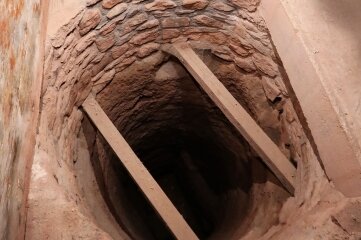 Sanierer finden verborgene Treppe und historischen Schacht - Der Schacht ist die Verbindung zu den unterirdischen Gängen.