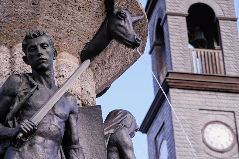 Saniert und noch im Bau am Rochlitzer Markt: Eine Frage der Perspektive - Die Bronzefiguren am Marktbrunnen sind restauriert und erstrahlen nun in neuem Glanz.
