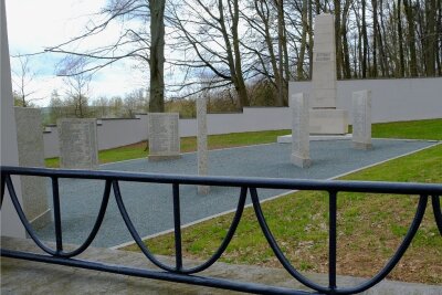 Sanierte Gedenkstätte holt 279 Opfer aus der Anonymität - Die Grab- und Gedenkstätte am Reichenbacher Bürgerholz ist für gut 300.000 Euro komplett saniert worden. Am 8. Mai findet hier eine Kranzniederlegung statt.