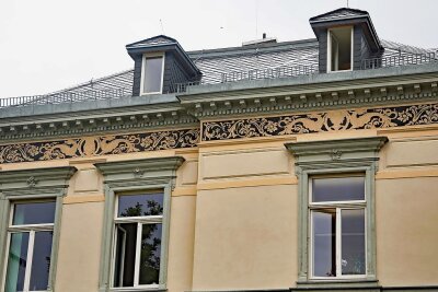 Sanierter Fries verleiht Villa in Werdau wieder Glanz - An den Fassaden der ehemaligen Krügelstein-Villa zur Unteren Holzstraße und zur Bahnhofstraße ist der historische Fries wieder hergestellt.