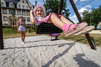 Sanierter Spielplatz in Köthensdorf: Zwei Mädchen testen die neuen Spielgeräte ausgiebig - Das Lieblingsspielgerät der dreijährigen Nadja ist die Schaukel