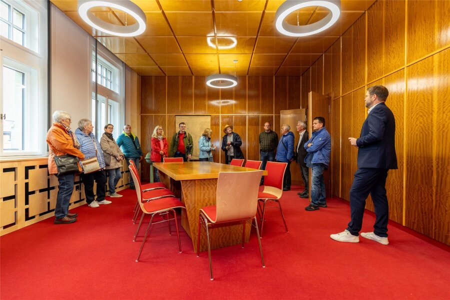 Saniertes Falkensteiner Rathaus: Bürger stolz auf neues Schmuckstück - Das Rote Zimmer blieb in der Original-DDR-Optik erhalten.