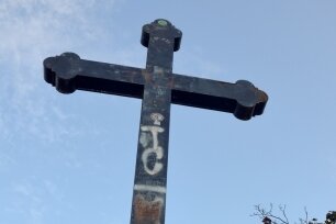 Saniertes Körnerkreuz steht wieder auf dem Harrasfelsen - Der Altenhainer Ortschaftsrat Matthias Bergk vor dem Körnerdenkmal.