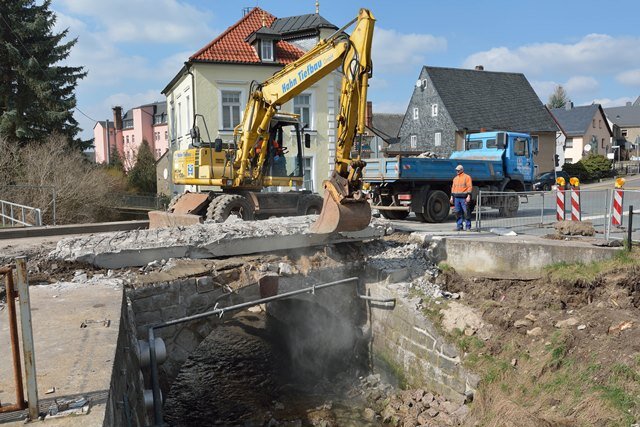 Sanierung der Brücke über den Wiederbach soll bis Ende Juni dauern - Die Brücke über den Wiederbach in Königshain-Wiederau wird saniert.