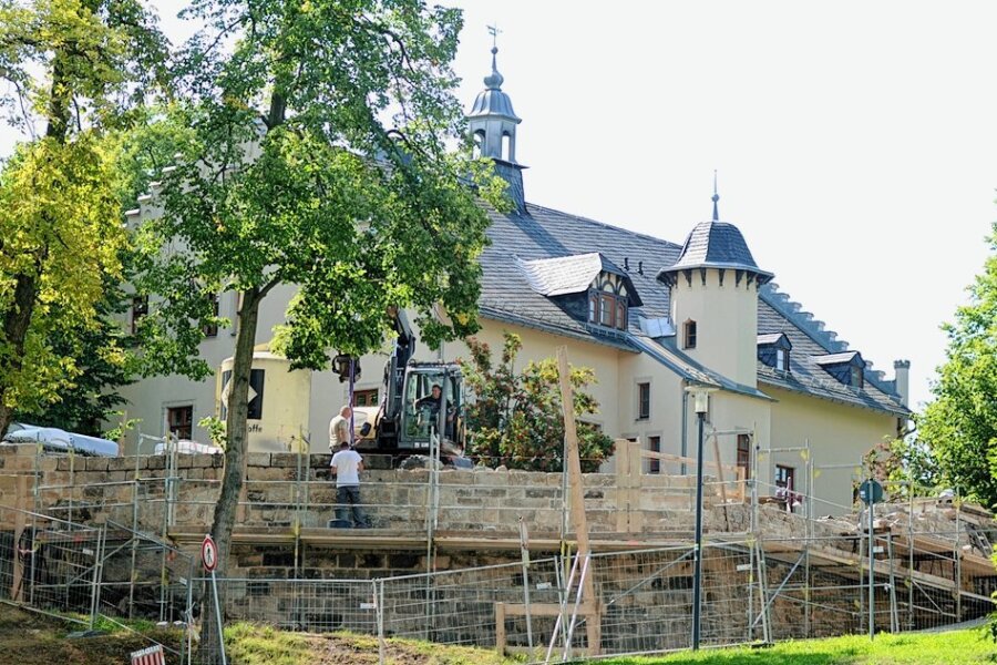 Sanierung der Falkensteiner Schlossmauer wird fortgesetzt - Im Herbst war der zweite Abschnitt der Mauersanierung beendet worden, im Bild ist der Arbeitsstand im August zu sehen. Der letzte Bauabschnitt soll nun 2023 saniert werden. 