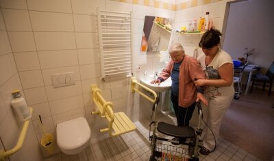 Sanierung des Pflegeheims nach drei Jahren abgeschlossen - Schwester Marion Perach hilft Bewohnerin Erika Pagel in das neue Badezimmer. Es ist Teil einer größeren Investition im Bonavita-Pflegeheim.