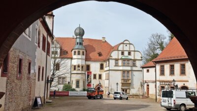 Sanierung in Forderglauchau schränkt den Schlossbetrieb ein - Der Innenhof von Schloss Forderglauchau wird wegen der Bauarbeiten komplett abgesperrt.