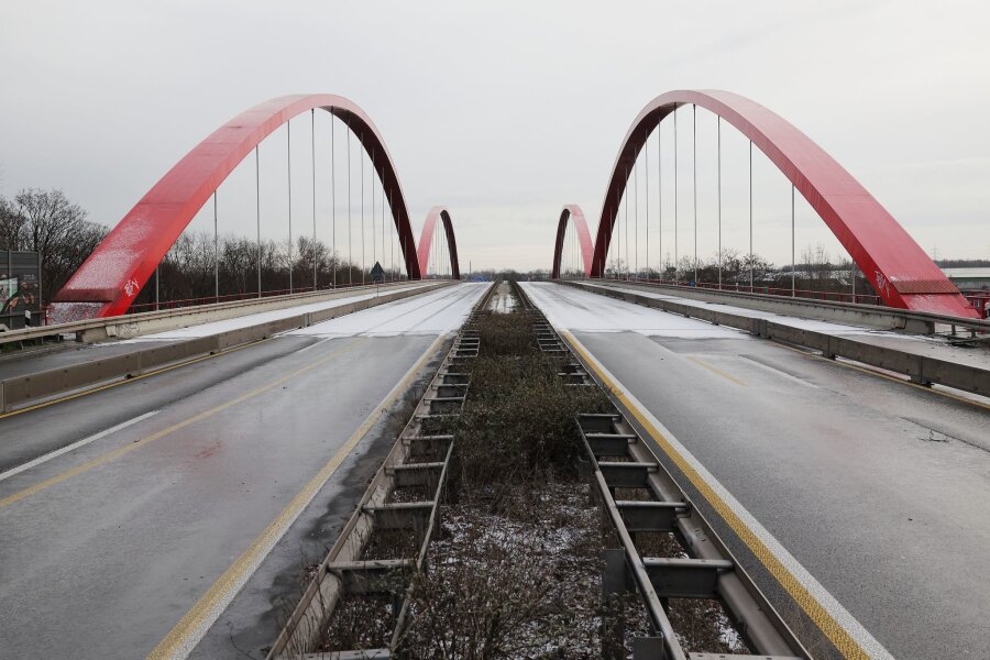 Sanierung maroder Brücken wird deutlich teurer - Die Brücke der Bundesautobahn auf der A42 über den Rhein-Herne Kanal ist wegen Brückenmängel in beide Richtungen gesperrt.