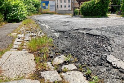 Sanierung von Buckelpiste in Aue-Bad Schlema wird teuer - Die Pfarrstraße in Aue befindet sich seit langer Zeit in einem desolaten Zustand. Nun soll die Asphaltdecke endlich erneuert werden.