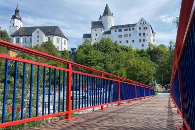 Sanierungsarbeiten abgeschlossen: Schwarzenberger Fußgängerbrücke mit Eisenbahnflair wieder begehbar - Fußgängerbrücke über das Schwarzwasser.