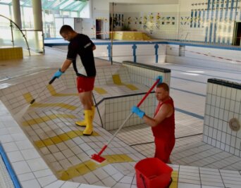 Sanierungsarbeiten im Limbomar dauern länger als geplant - Die Mitarbeiter Jörg Wehner (links) und Sören Achmann reinigen in dieser Woche unter anderem die Becken im Limbomar.