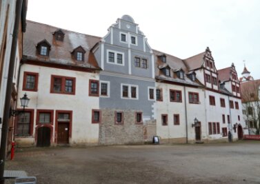 Sanierungsvorhaben am Schloss Glauchau stehen auf der Kippe - Ein Muster im Innenhof von Forderglauchau zeigt, wie die Fassade mal aussehen soll. 