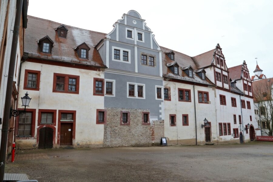 Sanierungsvorhaben am Schloss Glauchau stehen auf der Kippe - Ein Muster im Innenhof von Forderglauchau zeigt, wie die Fassade mal aussehen soll. 