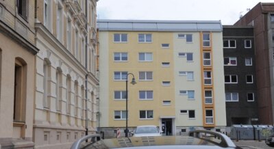 Sanierungswelle auf dem Sonnenberg - An der Tschaikowskistraße zeigen sich erste Teile eines von der GGG modernisierten Fünfgeschossers in neuen, freundlichen Farben.