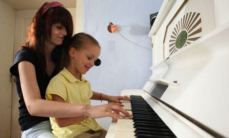 
              <p class="artikelinhalt">Das Klavier spielen ist die große Leidenschaft von Sarah Horbank-Jeske. Ihre kleine Schwester Rebecca versucht sich auch schon an den Tasten.</p>
            