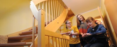 Sarah will nach oben - Damit Sarah öfter mit ihren Schwestern Lisa-Marie (12 Jahre, links) und Bettina (18) zusammensein kann, ist im Haus von Familie Beck der Einbau eines Plattformlifts in Form eines Aufzugs nötig. Für einen gewöhnlichen Treppenlift ist die Treppe ins Obergeschoss zu schmal.