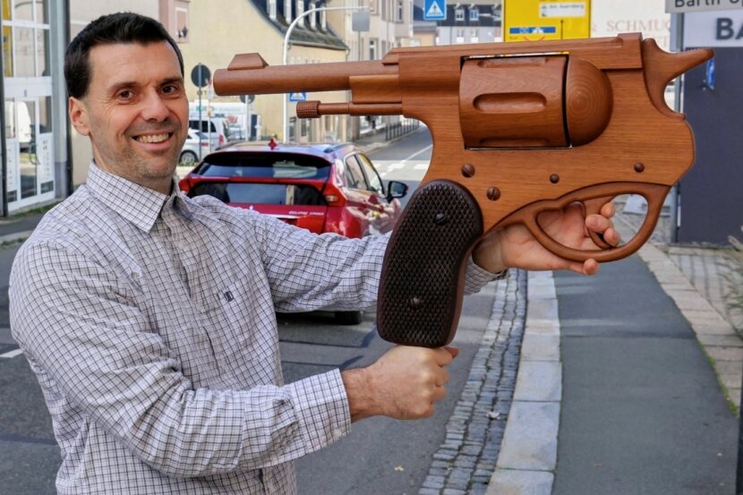 Sarkastischer Geburtstagsgruß für Putin - Die Holzskulptur "Smart-Gun" ist in Lichtenstein zum Politikum geworden, nachdem der Künstler Danny Reinhold sie mit einem Geburtstagsgruß an den russischen Präsidenten Wladimir Putin kombiniert hatte.