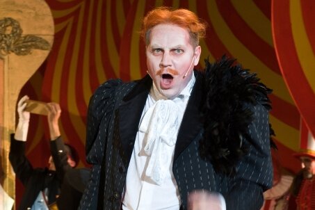 Satanischer Einflüsterer - Mephistopheles (Karsten Schröter) lässt in der Oper von Charles Gounod "Faust (Margarethe)" keine Gelegenheit zum Seelenfang aus.
