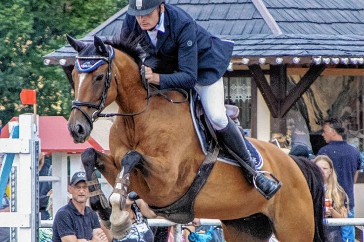 Sattelfest ins Wochenende - Im vergangenen Jahr konnte sich Marcel Reimann (RSC An der Leuba) auf seinem Pferd Sophie d'Eclaire die Zeitspringprüfung der Klasse L und damit den Lieselotte-Schulze-Gedächtnispreis sichern. 