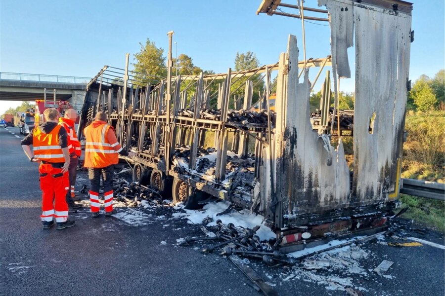 Sattelschlepper auf A 72 bei Chemnitz ausgebrannt: Über 400.000 Euro Schaden - Für Lösch- und Bergungsarbeiten wegen eines Lkw-Brandes wurden die rechte und mittlere Spur der A 72 gesperrt.