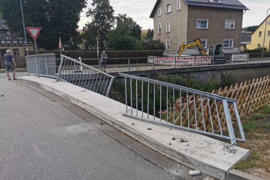 Sattelschlepper demoliert B180-Brücke in Burkhardtsdorf - Die B180 ist zurzeit für den Durchgangsverkehr gesperrt.