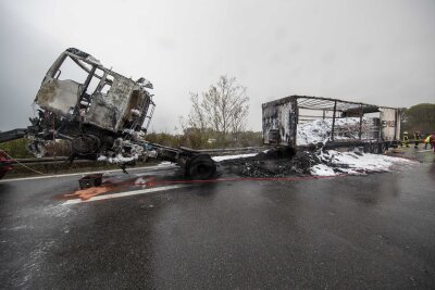 Sattelzug auf A 72 ausgebrannt: Riesenstau auf Umleitungsstrecke - Ein Lastzug brannte am Montag auf der A 72 vollständig aus.