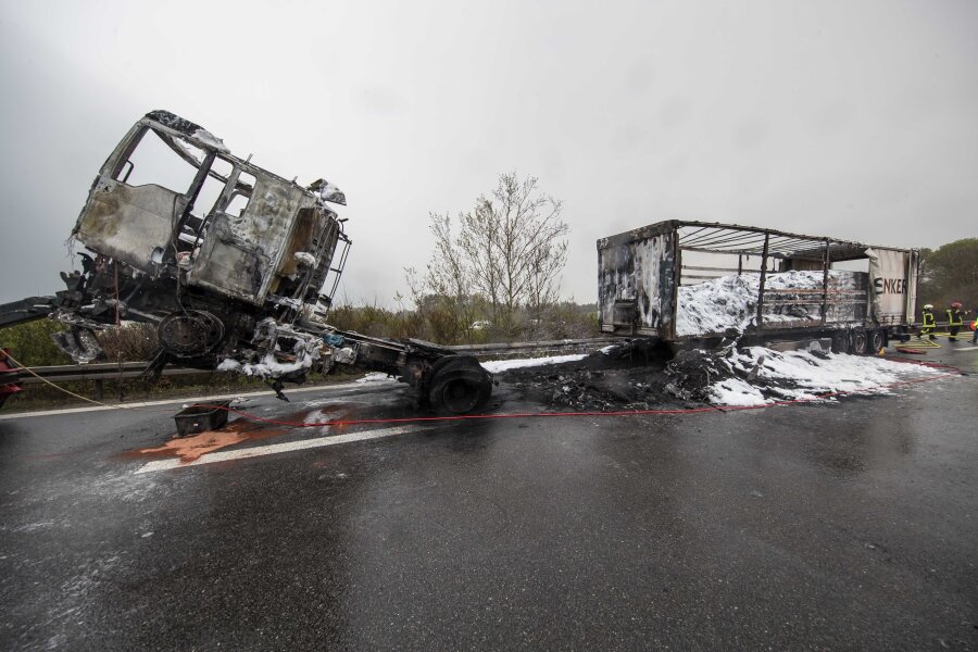 Sattelzug auf A 72 ausgebrannt: Riesenstau auf Umleitungsstrecke - Ein Lastzug brannte am Montag auf der A 72 vollständig aus.