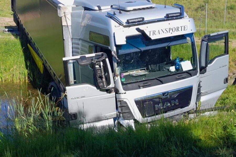 Sattelzug-Fahrer auf der A 4 bei Striegistal tödlich verunglückt - Der Lastzug blieb in einem Regenrückhaltebecken nahe Berbersdorf stecken.