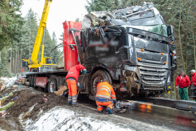 Sattelzug in Zwönitz umgekippt: Gut 150.000 Euro Schaden - Auf der winterglatten S 260 ist am Montagmorgen ein Lastwagen verunglückt. 