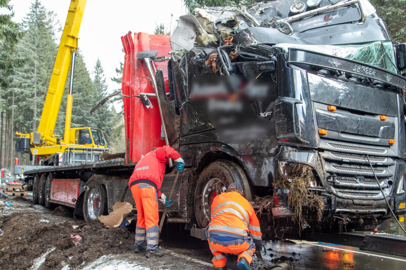 Sattelzug in Zwönitz umgekippt: Gut 150.000 Euro Schaden - Auf der winterglatten S 260 ist am Montagmorgen ein Lastwagen verunglückt. 