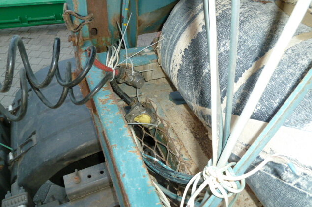 Mit Kabelbindern waren die Bremsschläuche von der Sattelzugmachine zum Auflieger befestigt. 