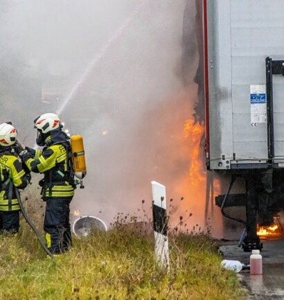 Sattelzuganhänger in Brand geraten - Den Anhänger konnte der Fahrer auf dem Standstreifen abstellen. 