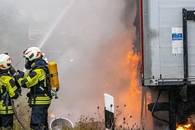 Sattelzuganhänger in Brand geraten - Den Anhänger konnte der Fahrer auf dem Standstreifen abstellen. 