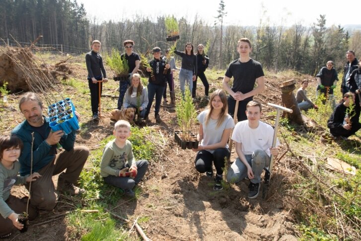"Saturday for Forest": Schüler pflanzen Bäume in Taltitz - 
