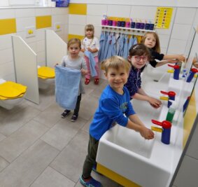 Saubere Hände für die Kleinsten - Die neuen Bäder sind speziell auf die Bedürfnisse der Kinder angepasst. So sind die Toilettendeckel durch ihre Form einfacher zu greifen.