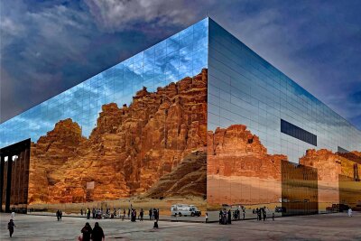 Saudi-Arabien: Auf dem Weg in eine Zukunft ohne Öl - Für optischen Genuss sorgt die komplett verspiegelte Konzerthalle "Maraya", auf der man das Abbild der Felsen der Umgebung sieht.