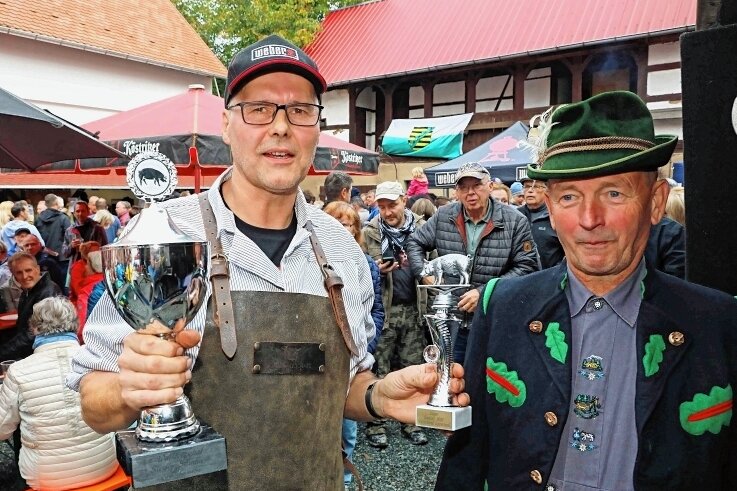 Falk Wunschel (links) aus dem thüringischen Seelingstädt nahm von Matthias Badewitz vom gastgebenden Verein "Illusionswelten" die beiden Siegerpokale des Sauduells in Empfang. 