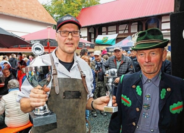 Sauduell in der Kultscheune - Falk Wunschel (links) aus dem thüringischen Seelingstädt nahm von Matthias Badewitz vom gastgebenden Verein "Illusionswelten" die beiden Siegerpokale des Sauduells in Empfang. 