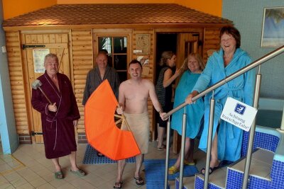 Sauna in Auerbach soll schließen - Nutzer kämpfen für den Erhalt - "Wir sind wie eine Familie", sagen Brunner Saunagäste. Ende Mai ist Schluss mit Saunieren.