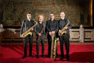 Saxofone erklingen unterm Kirchturm in Hirschfeld - Das Finefones Saxophone Quartet gastiert in Hirschfeld.