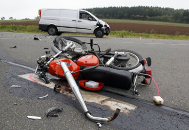 Sayda: Mopedfahrer bei schwerem Unfall gestorben - Ein Transporter war zwischen Dörnthal und Mittelsaida mit einem Moped zusammengestoßen.