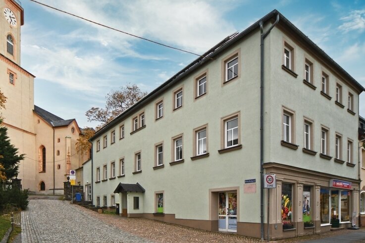 Das Mehrfamilienhaus Dresdner Straße 31 in Sayda soll am Samstag versteigert werden. 